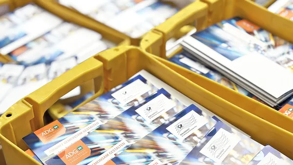 Druckprodukte auf Förderband in der Produktion – Konfektionierung bei X-Press Berlin