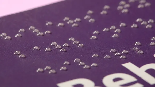 Blindenschrift-Lackierung mit erhabenen Punkten auf violettem Druckprodukt – Spezialveredelung X-Press