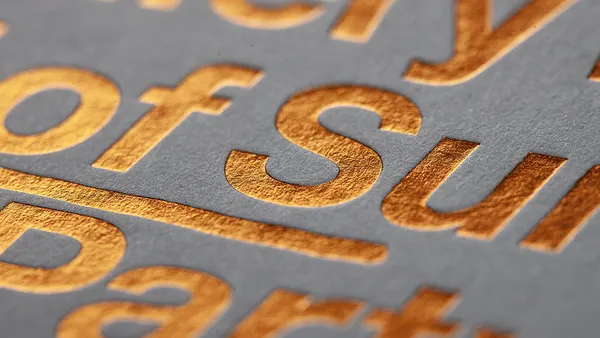 Goldene Heißfolienprägung auf Buchstaben – Druckveredelung bei X-Press Berlin