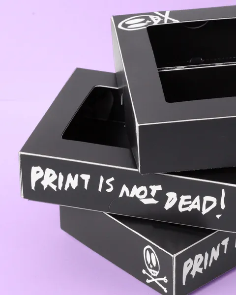 Schwarze Stülpdeckelbox mit Print-is-not-dead-Prägung – kreative Verpackung X-Press Berlin